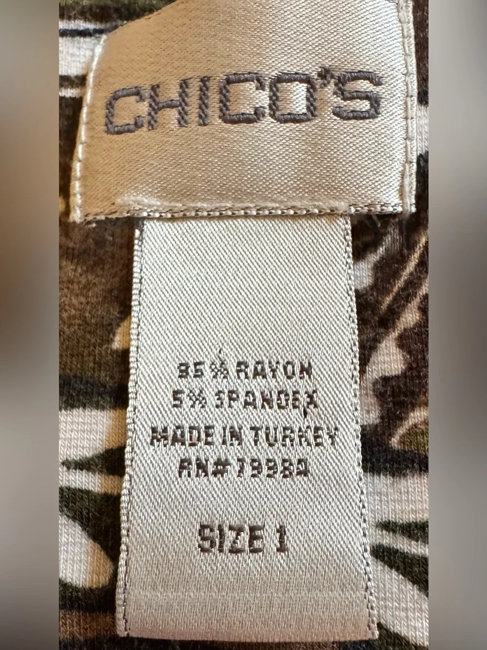 Chico's Top / Tee Botanical V-Neck
Chico’s Size -1 - Picture 3 of 8